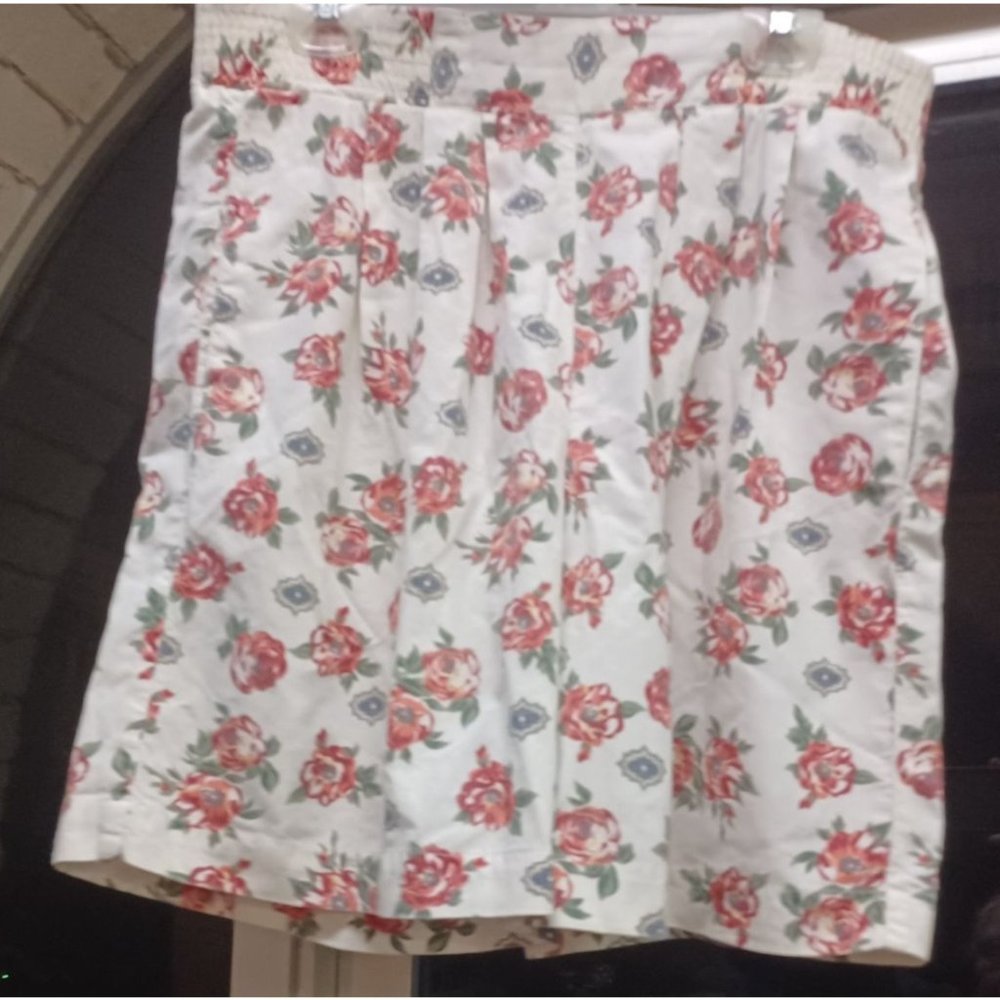Row One Boho Women's Skort Medium Cream with Red Flowers